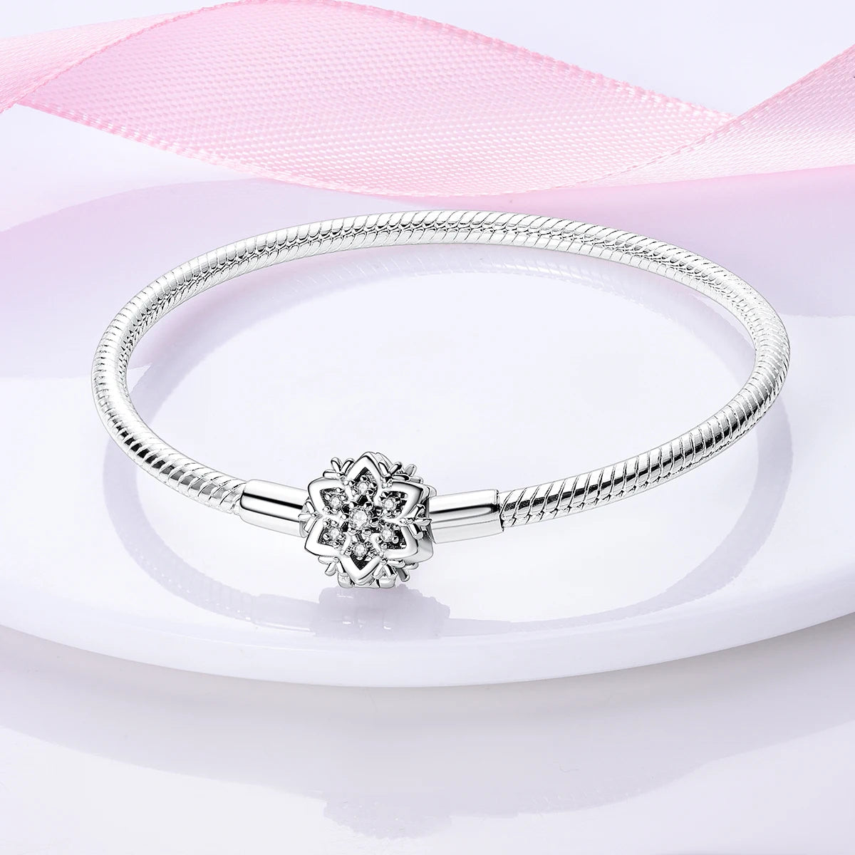 Браслет с застежкой в виде сверкающей снежинки и шармами