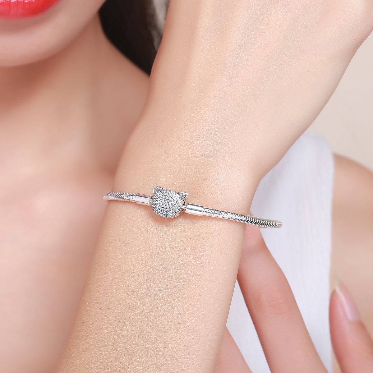 Pangama Jewelry Sparkling Cat Clasp Charm Bracelet