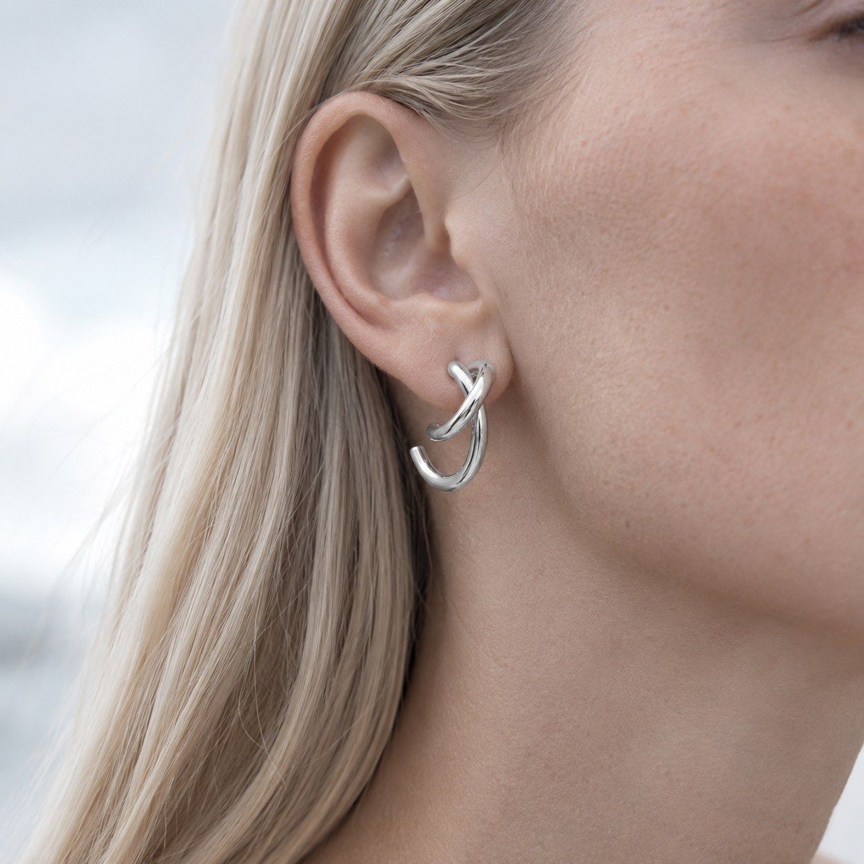 Mila Twist Hoop Earrings